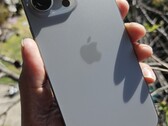 Te heet om aan te pakken? De iPhone 15 Pro Max. (Bron: Notebookcheck)
