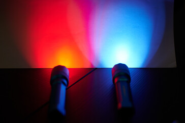 Het rode licht vergeleken met het UV-licht op een wit vel papier