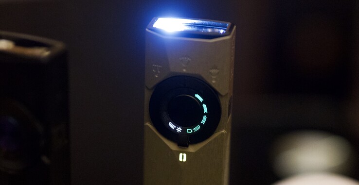 De LED's zijn verborgen achter geperforeerd aluminium, hier te zien op de Arkpro Ultra met Arkbeat. (Afbeeldingsbron: Andreas Sebayang/Notebookcheck.com)