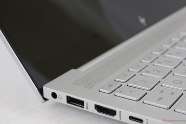 Gladde minimalistische randen en oppervlakken doen ons veel denken aan de Razer Blade en MacBook ontwerpen