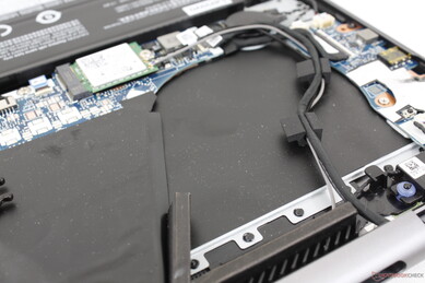 Lege ruimte voor extra ventilator en heat pipes indien geconfigureerd met de Intel Arc GPU