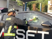De eerste barst op de ruit van de Tesla Cybertruck ontstond na 3 lichte tot matige slagen met de noodbijl. (Afbeeldingsbron: @OwenSparks_)