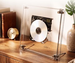 De Syitren RM1-cd-speler toont cd’s in zijn doorzichtige behuizing.