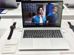 De Tecno Megabook S16 weegt 2,9 lbs, wat behoorlijk licht is voor een 16-inch notebook (Afbeelding bron: Alexander Fagot, Notebookcheck)
