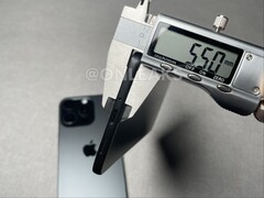 Vermeende dummy-eenheid van Galaxy S26 Edge gemeten met een digitale schuifmaat. (Afbeeldingsbron: OnLeaks op X)