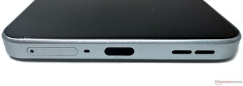 Onderkant: SIM-kaartsleuf, Microfoon, USB 2.0 Type-C, Luidspreker