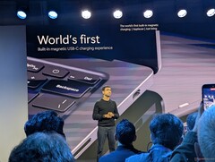 Pavan Davuluri introduceert de magnetische USB-C-oplader die bij elke Surface Ultra-laptop wordt geleverd