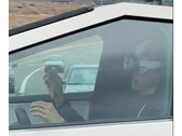 De bestuurder van de Tesla Cybertruck riskeert alles met Apple Vision Pro achter het stuur (Afbeelding: @blakestonks / X)