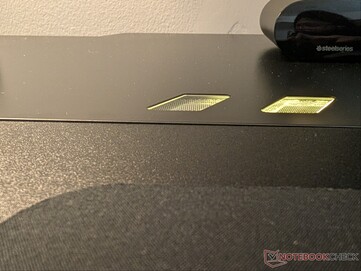 Een lichte uitstulping in de metalen bovenplaat op de plaats waar de LED-strip eronder buigt.