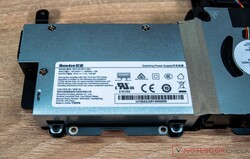 Intern geïnstalleerde PSU van 135 watt