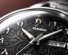 Close-up van de zwarte wijzerplaat van de Casio MTP-E735AR, met een verfijnd arabeskpatroon, opgelegde Oost-Arabische cijfers, gepolijste zilverkleurige wijzers en een dag-datumaanduiding op 3 uur.
