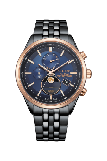 Citizen BY1036-53L Eco-Drive-horloge met maanfase, voorzien van een blauwe wijzerplaat, een zwarte roestvrijstalen kast en armband, een roségoudkleurige lunette, een analoge maanfase-weergave, twee subwijzerplaten en een datumvenster.