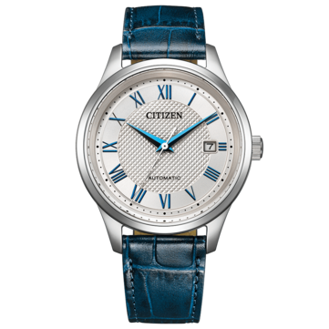 Vooraanzicht van het automatische horloge Citizen NJ0250-01A met een zilveren wijzerplaat met Clous de Paris-motief, blauwe Romeinse cijfers en wijzers, en een blauwe leren band.