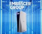 Het logo van de Embracer Group boven de PlayStation-console
