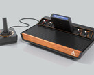 De Atari 2600+ is een gemoderniseerde versie van Atari's eerste console en ondersteunt de originele spelkaarten. (Afbeelding via Atari)