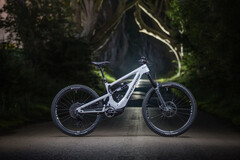 De Nukeproof Megawatt Carbon is een agressieve elektrische enduro fiets die gebruik maakt van SRAM&#039;s nieuwe eMTB-platform. (Afbeelding bron: Nukeproof)