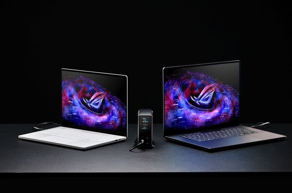 ROG Flux Charger Dock dat twee laptops van stroom voorziet in de Dual Laptop Mode