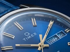 Close-up van de blauwe fumé-wijzerplaat van de Timex Q 1976 Day and Date.