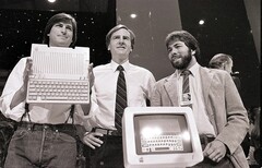 Steve Jobs, Steve Wozniak en Ronald Wayne. Wayne verkocht zijn 10%-belang voor $800 slechts twaalf dagen na de oprichting van het bedrijf in 1976.