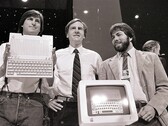 Steve Jobs, Steve Wozniak en Ronald Wayne. Wayne verkocht zijn 10%-belang voor $800 slechts twaalf dagen na de oprichting van het bedrijf in 1976.