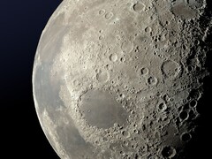 Een afbeelding van het maanoppervlak. (Afbeeldingsbron: bellergy - Pixabay)