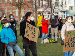 Vrijdagen voor de Toekomst: Demonstranten bij de Global Climate Strike rally op 19 maart 2021 in Düsseldorf. (Afbeelding: Wikimedia, Rogi Lensing).