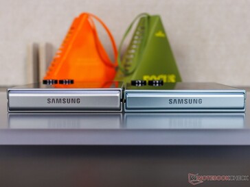 Galaxy Z Flip 7 FE (L) en Flip 7 (R) naast elkaar ((bron: Notebookcheck)