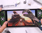Het scherm van de Nintendo Switch 2 verbrijzelde na 50 slagen met een grote tang. Afgebeeld: Screenshot van de video. (Afbeeldingsbron: JerryRigEverything)