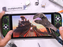 Het scherm van de Nintendo Switch 2 verbrijzelde na 50 slagen met een grote tang. Afgebeeld: Screenshot van de video. (Afbeeldingsbron: JerryRigEverything)