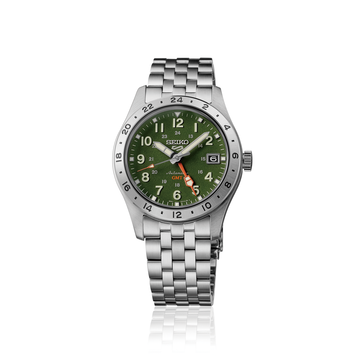 Vooraanzicht van de Seiko 5 Sports Field GMT HDB001 met een groene wijzerplaat