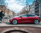 Een Model 3 die rijdt met de functie ‘Full Self-Driving’.