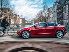 Een Model 3 die rijdt met de functie ‘Full Self-Driving’.