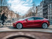 Een Model 3 die rijdt met de functie ‘Full Self-Driving’.