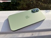 Achteraanzicht van de groene Apple iPhone met de dubbele cameramodule en matte afwerking. (Afbeeldingsbron: Notebookcheck)