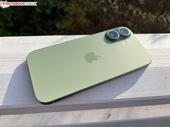Achteraanzicht van de groene Apple iPhone met de dubbele cameramodule en matte afwerking. (Afbeeldingsbron: Notebookcheck)