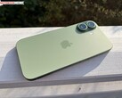 Achteraanzicht van de groene Apple iPhone met de dubbele cameramodule en matte afwerking. (Afbeeldingsbron: Notebookcheck)