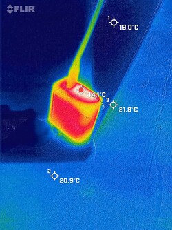 De lader bereikt een temperatuur tot 44,1°C (111,4 °F) onder belasting.