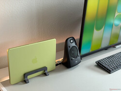 De MacBook Neo werkt prima aangesloten op een 4K-scherm met randapparatuur.