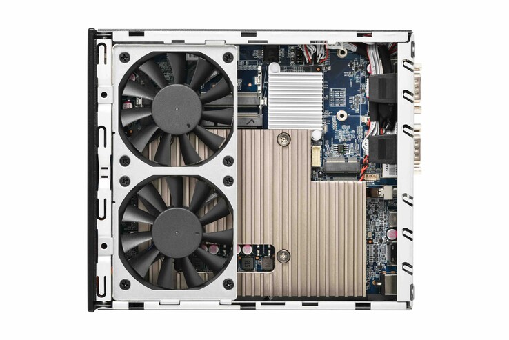 De interne lay-out van de Shuttle XPC Slim DH810 mini PC, met dubbele ventilatoren. (Afbeeldingsbron: Shuttle)