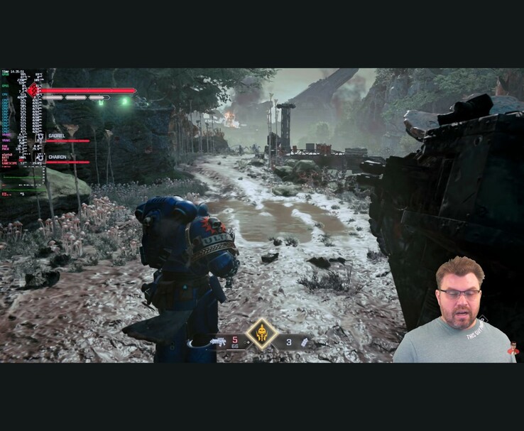 Gameplayscène uit Warhammer 40.000 Space Marine 2 met prestatiecijfers op het scherm en de YouTuber die tijdens de test in de hoek verschijnt. (Afbeeldingsbron: The Phawx via YouTube)