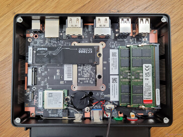 Het verwijderen van de ventilator en het SSD koellichaam legt de 2x DDR5 SODIMM slots, 2x M.2 2280 opslag slots, BIOS batterij en verwijderbare M.2 WLAN module bloot