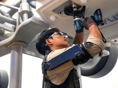 Hyundai Motor en Kia geven een voorproefje van de X-ble Shoulder draagbare robot om industriële arbeiders te helpen tijdens werkzaamheden boven het hoofd. (Afbeeldingsbron: Hyundai)