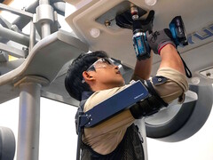 Hyundai Motor en Kia geven een voorproefje van de X-ble Shoulder draagbare robot om industriële arbeiders te helpen tijdens werkzaamheden boven het hoofd. (Afbeeldingsbron: Hyundai)
