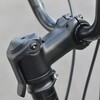 De Boost Mini fiets heeft een opvouwbare stuurpen met snelspanhendel. (Afbeelding bron: Boost) 