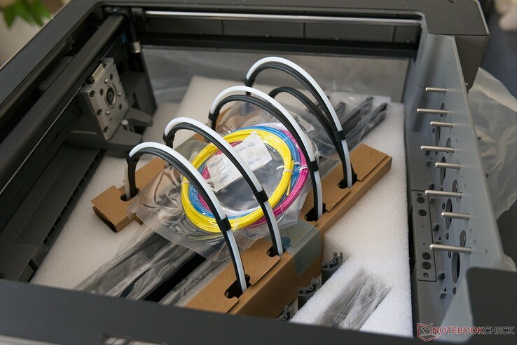 De printer wordt doorgaans in één stuk geleverd, maar moet nog volledig worden gemonteerd.