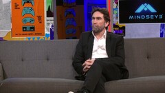Een screengrab van Leslie Benzies tijdens een interview met IGN