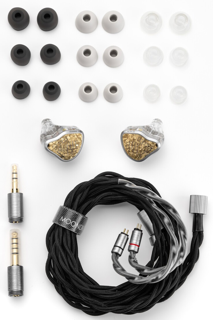 De Armature Art 24 oortelefoon wordt geleverd met siliconen, UC en ATF (spons en siliconen) oordopjes in drie maten, en een kabel met 19 kernen van enkelkristal koper en 19 kernen van puur zilver.