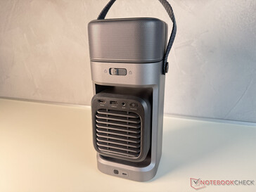 Achterkant met USB-C (onderaan) voor voeding en HDMI en co. wanneer uitgeklapt