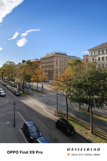 Een 23mm foto van de Oppo Find X9 Pro met standaard 12 megapixels.