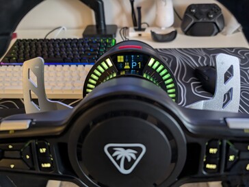 Race Management Display (RMD) met RGB LED-ring ernaast.